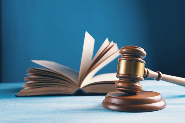 Explorer les défis et profondes implications du droit