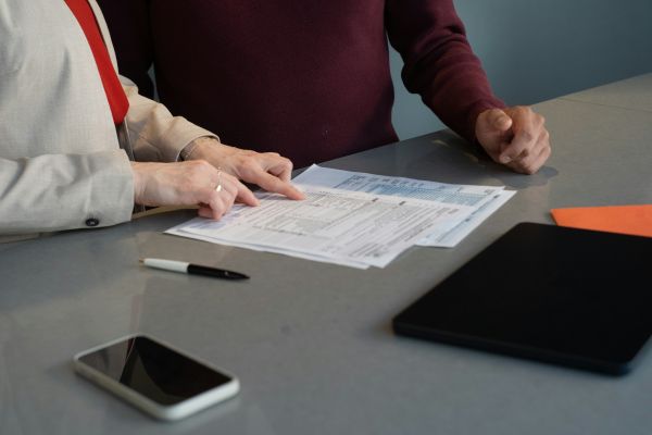 Explorer les défis et profondes implications du droit